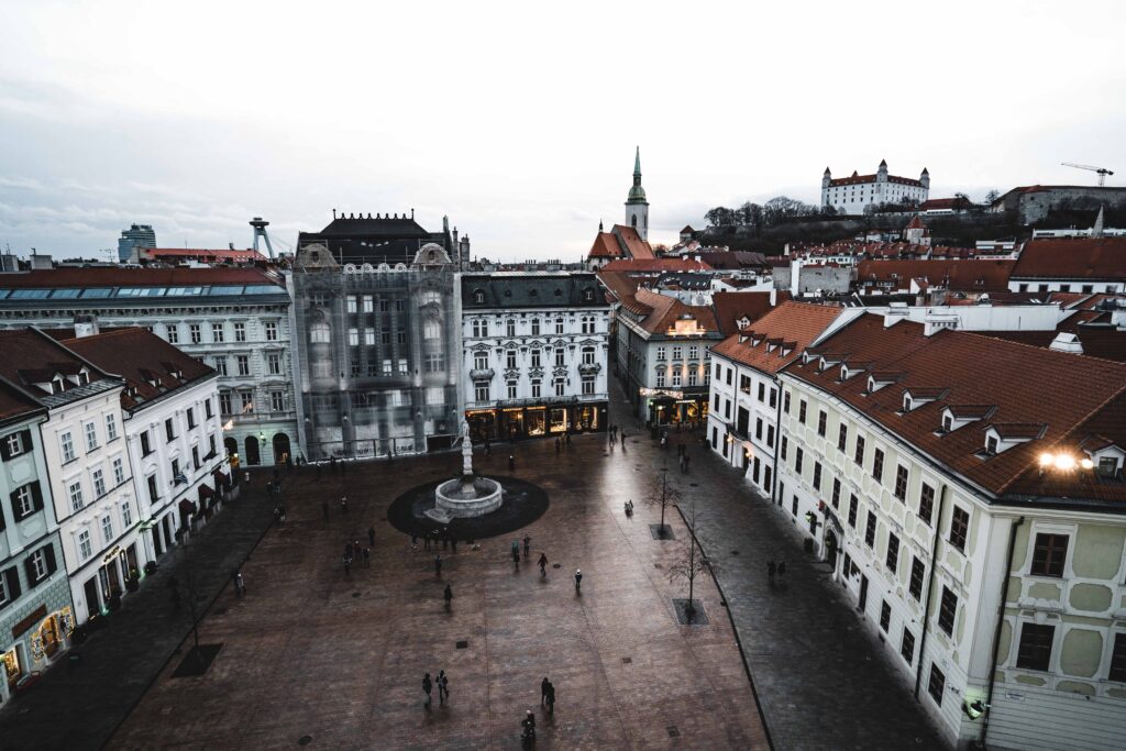 Eine Stadt in der Slowakei aus der Vogelperspektive