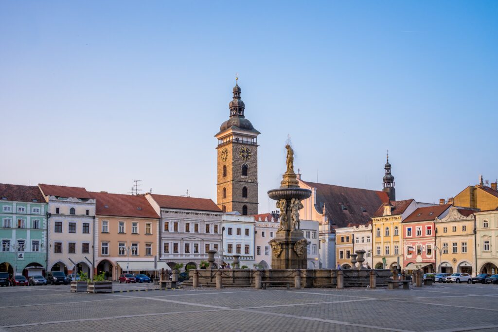 Eine Stadt in Tschechien mit einem Turm mit Turmuhr