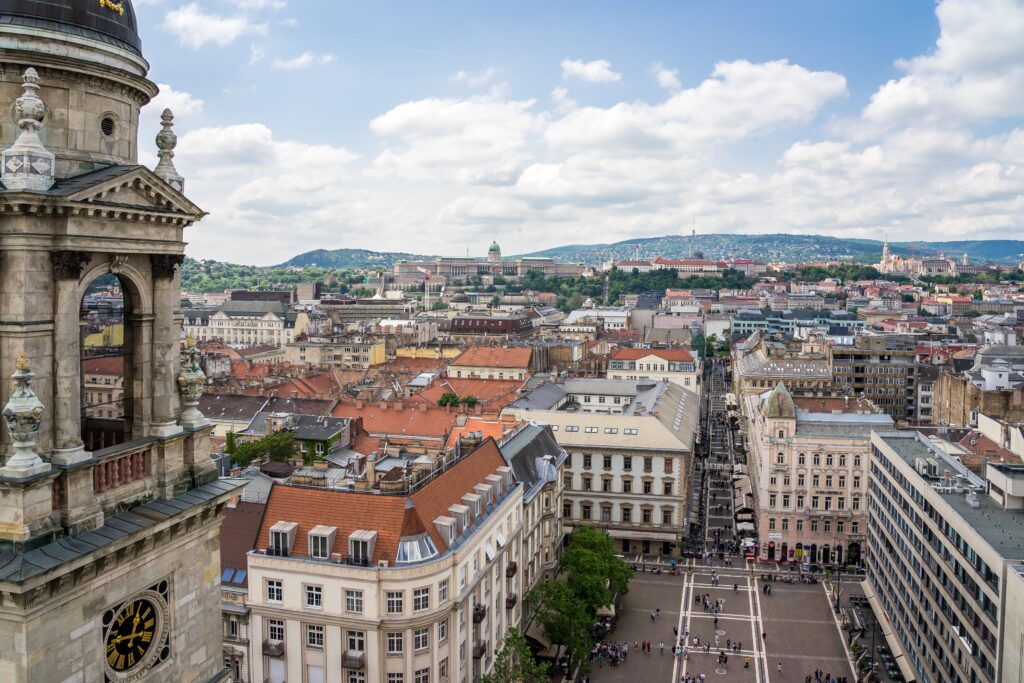 Ein Blick auf eine Stadt in Ungarn aus der Vogelperspektive